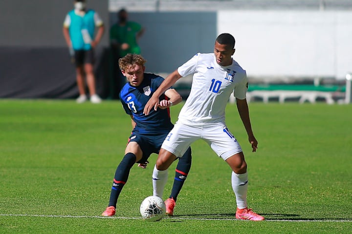 Sam Vines, Rigoberto Rivas